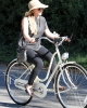 беременная Хилари Дафф на велосипеде
